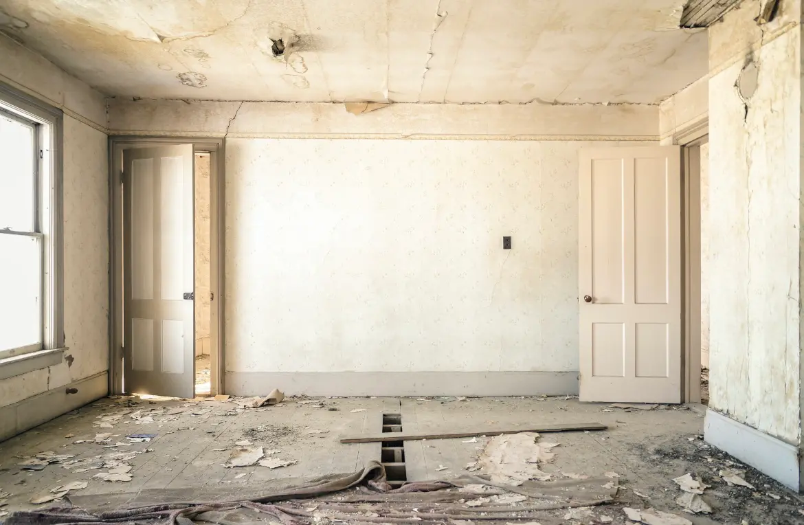 Waste disposal crew managing a cleanout project in Tucson Estates